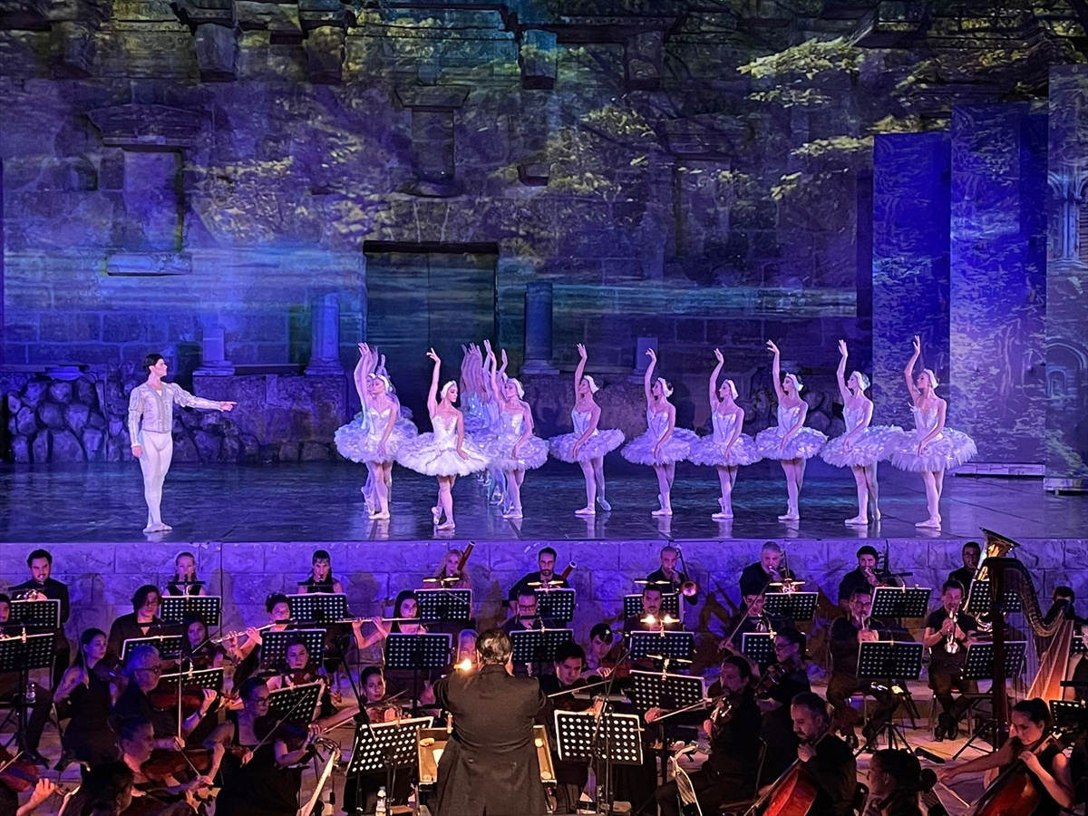 30. Uluslararası Aspendos Opera ve Bale Festivali'nde “Kuğu Gölü” balesi ikinci kez sahnelendi