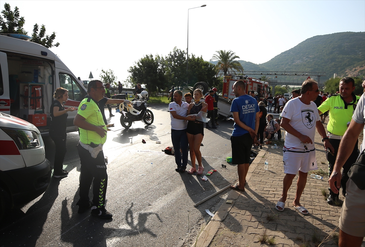 Alanya'da 3 aracın karıştığı kazada 1 turist öldü, 10 kişi yaralandı