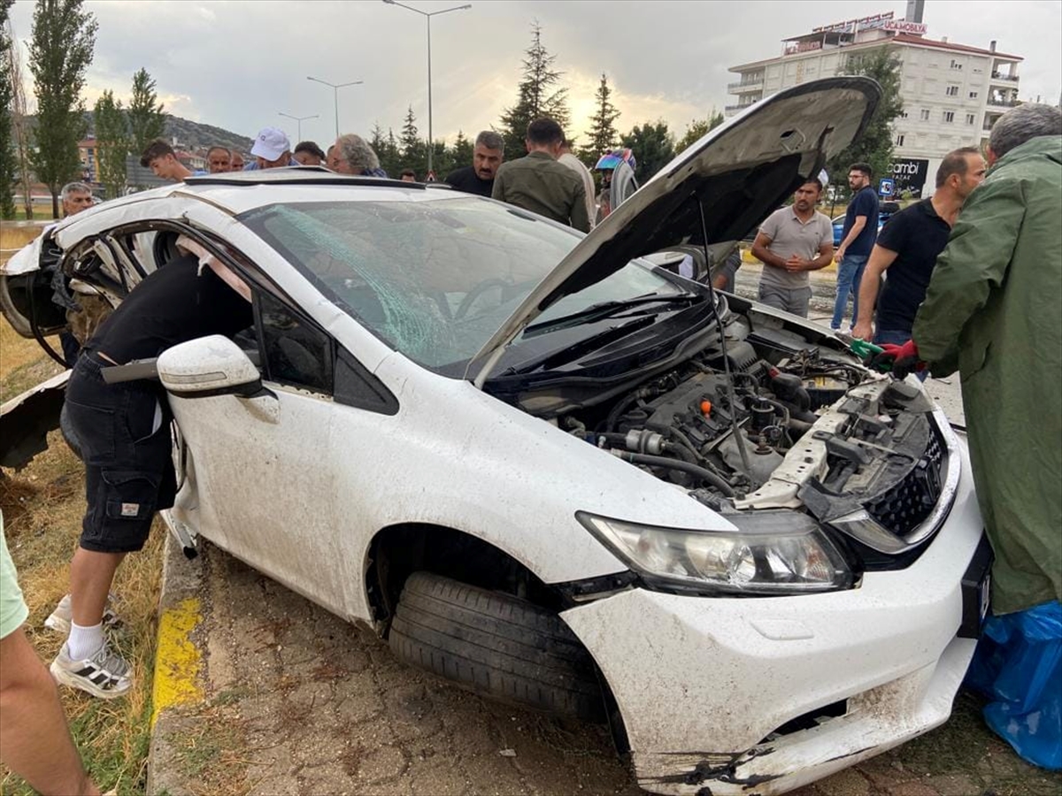 Antalya'da iki otomobilin çarpıştığı kazada 1 kişi öldü, 5 kişi yaralandı