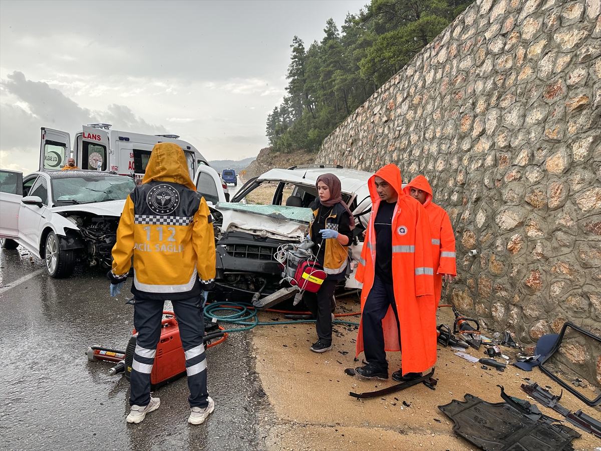 Antalya’da otomobil ile hafif ticari araç çarpıştı, 1 ölü, 6 yaralı