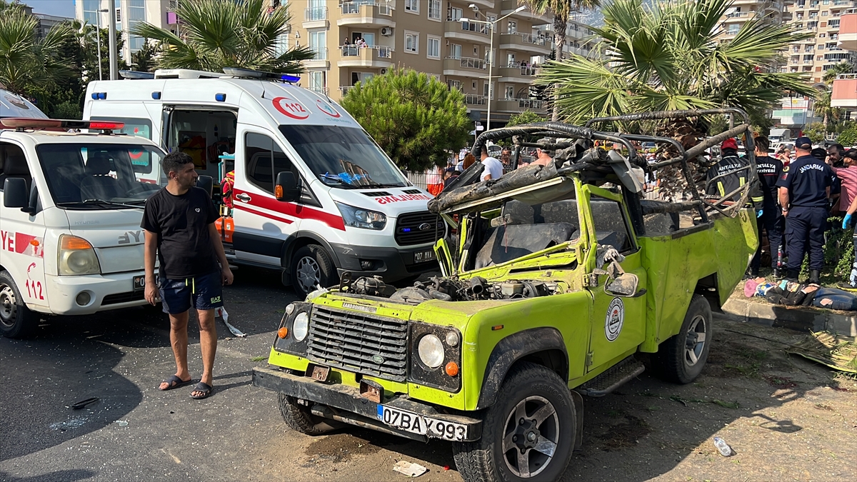 Antalya'da safari aracı ile otomobilin çarpıştığı kazada 2 turist öldü, 17 kişi yaralandı