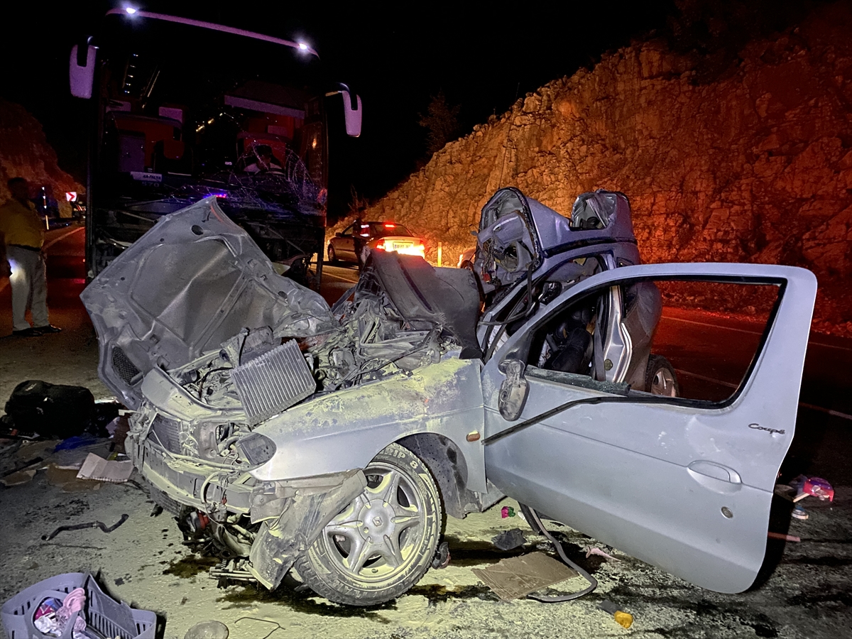 GÜNCELLEME – Antalya'da yolcu otobüsüyle otomobil çarpıştı, 1 kişi öldü, 5 kişi yaralandı