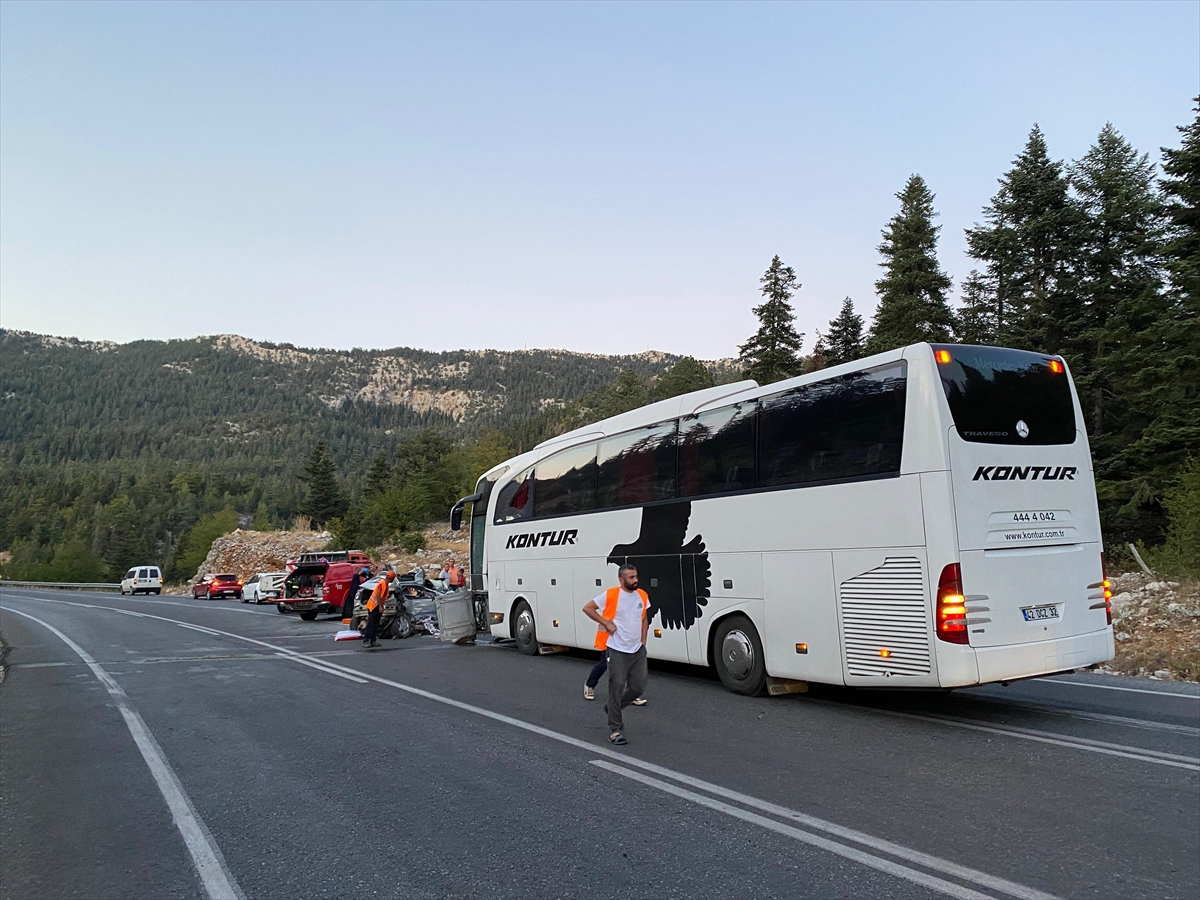 Antalya'da yolcu otobüsüyle otomobil çarpıştı, 1 kişi öldü