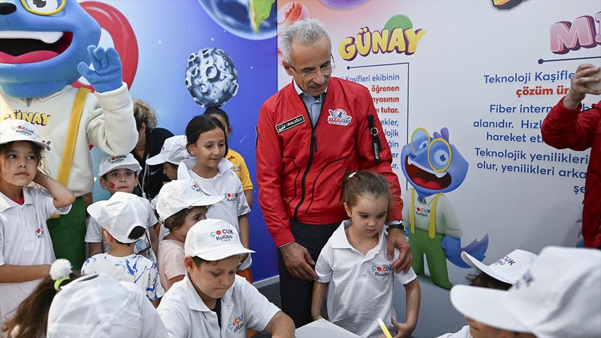 Bakan Uraloğlu TEKNOFEST alanındaki stantları ziyaret etti