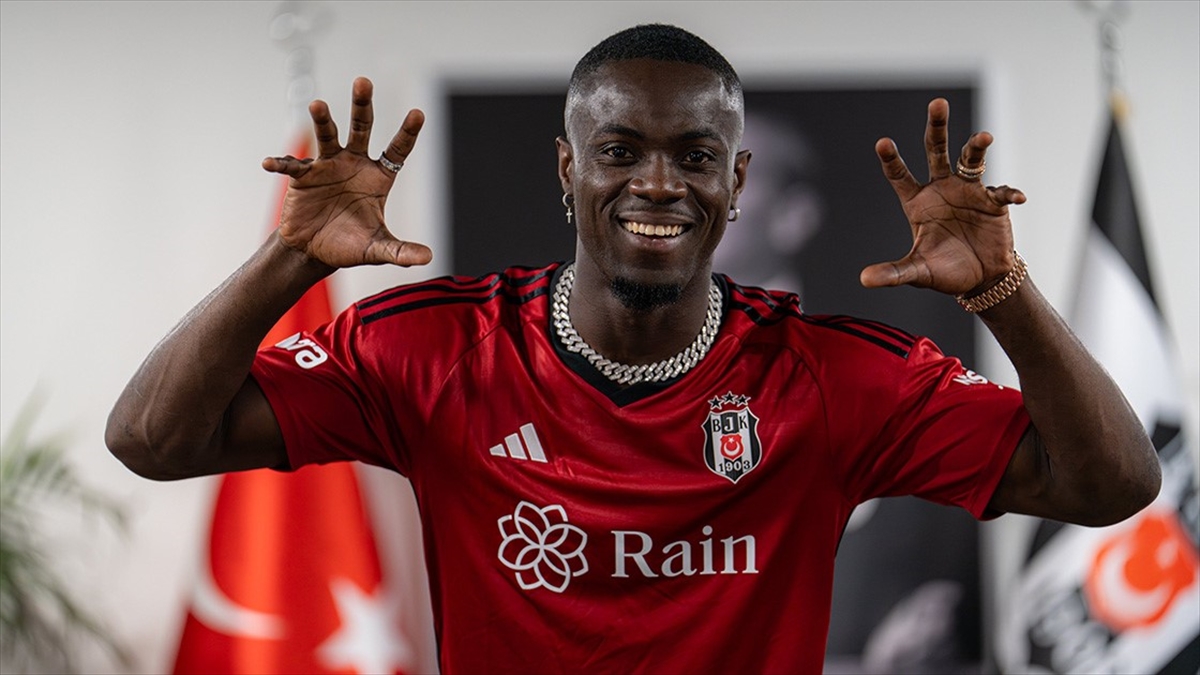 Beşiktaş'ın yeni transferi Eric Bailly imzayı attı, formayı giydi