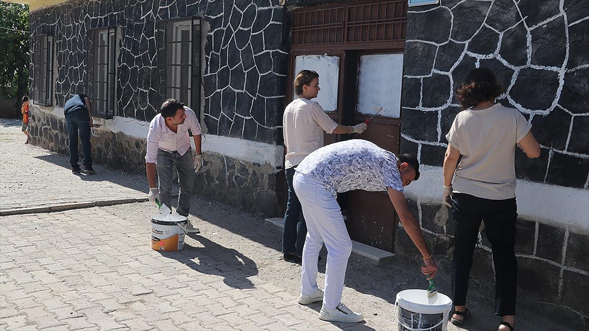 Çocukların temiz ortamda eğitim alması için öğretmen ve veliler kolları sıvadı