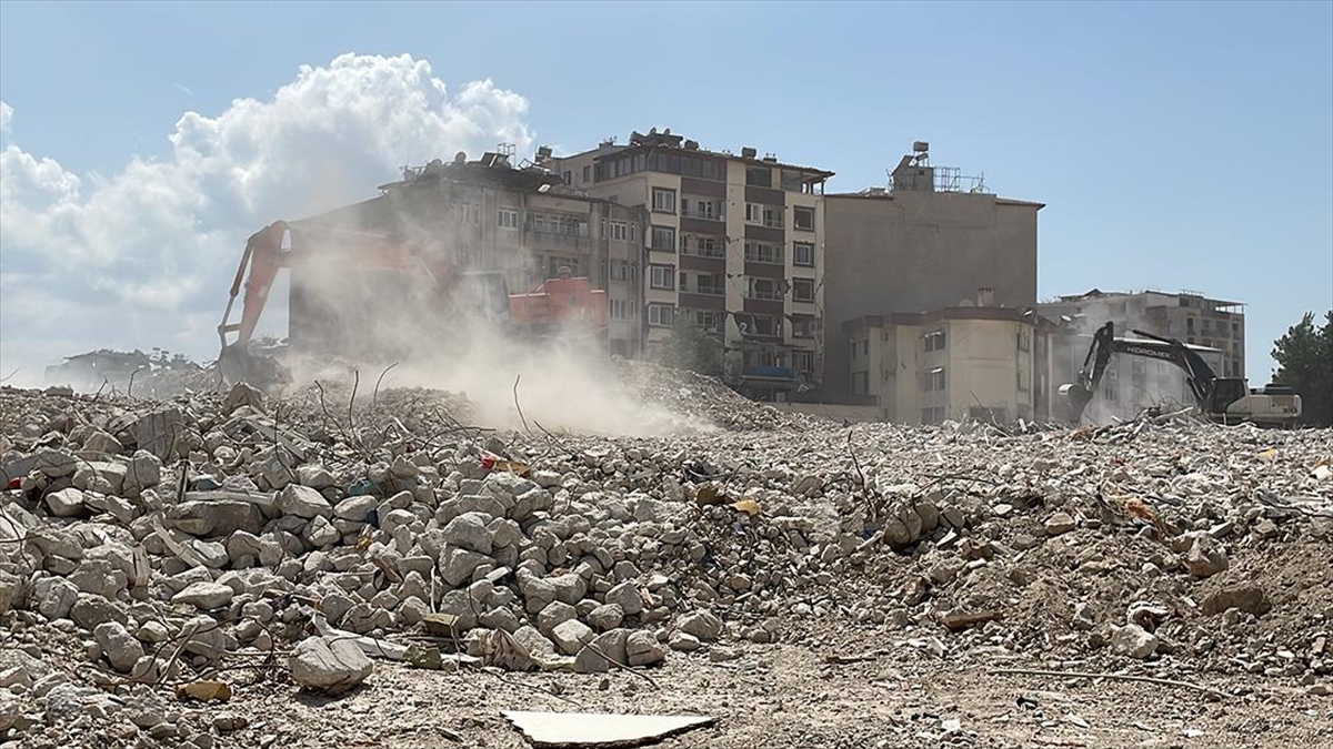 Deprem bölgesindeki inşa faaliyetlerinde kullanılacak eşyanın ithalatına getirilen esneklik yıl sonuna uzatıldı