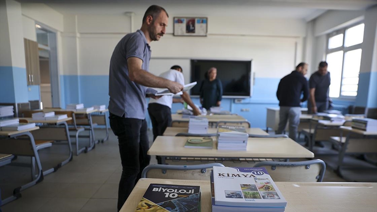 Depremden etkilenen Nurdağı ve İslahiye eğitim ve öğretime hazır