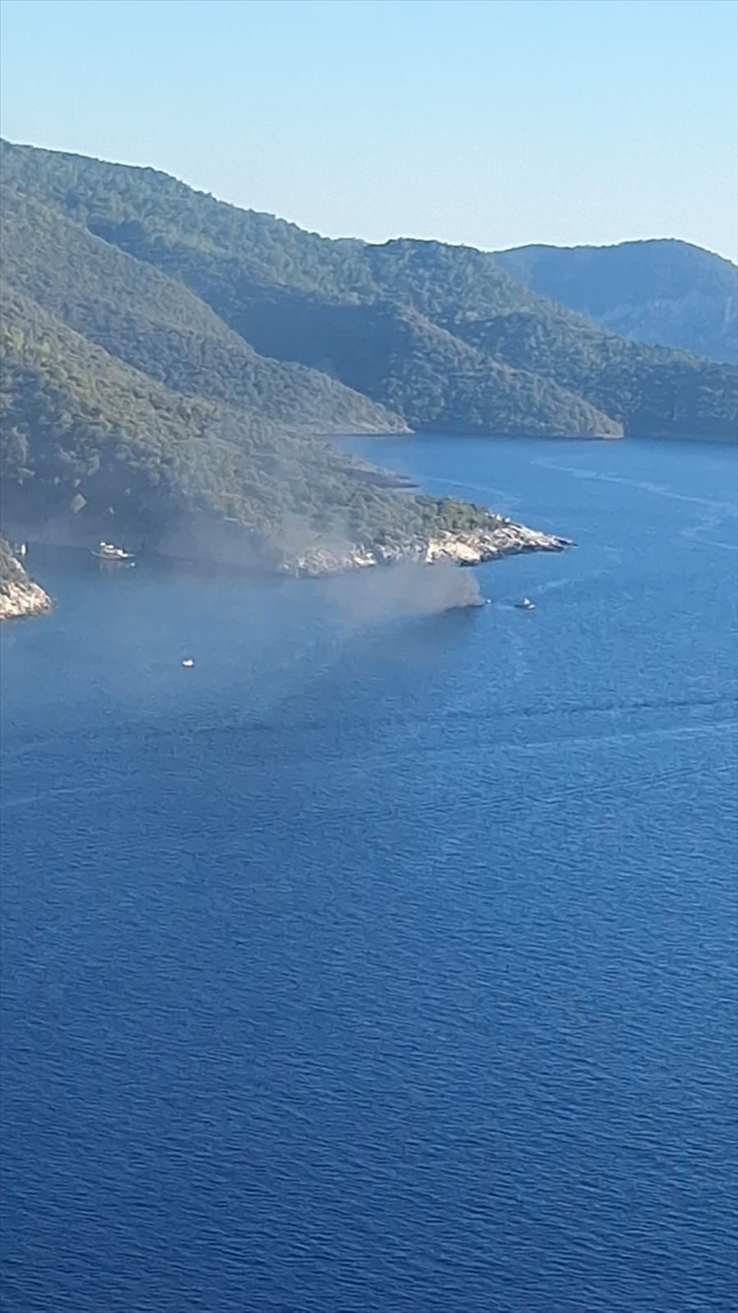 Fethiye'de bir koyda teknede çıkan yangına müdahale ediliyor