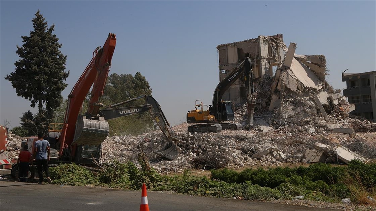 Hatay'da ağır hasarlı 9 bina kontrollü yıkıldı