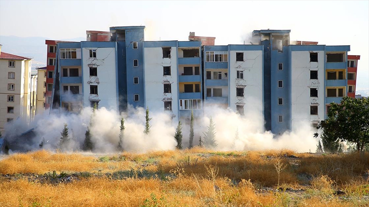 Kahramanmaraş'ta ağır hasarlı binaların patlayıcı yardımıyla yıkımı sürüyor