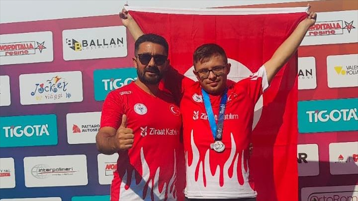 Özel sporcu milli atlet Emirhan Akçakoca'dan Avrupa Şampiyonası'nda dünya rekoru