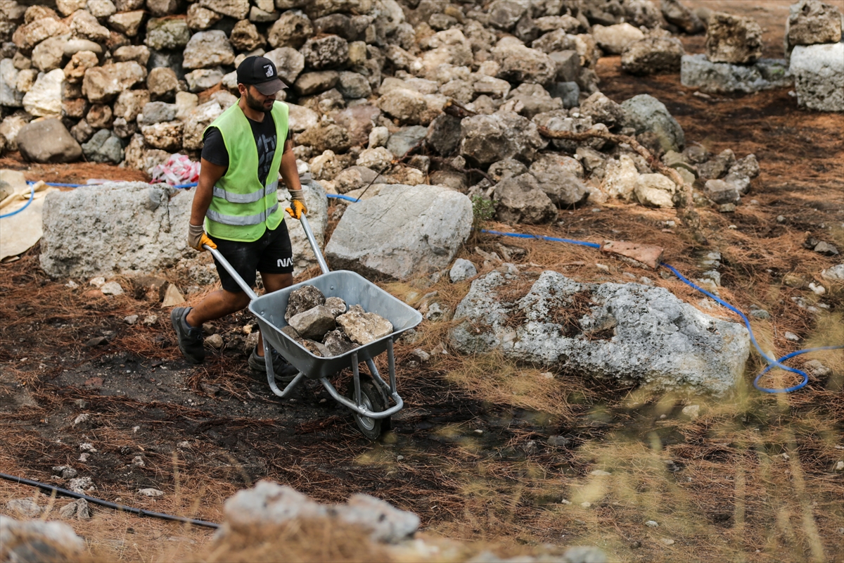 Phaselis Antik Kenti'ndeki ana caddenin tamamı gün yüzüne çıkarılıyor