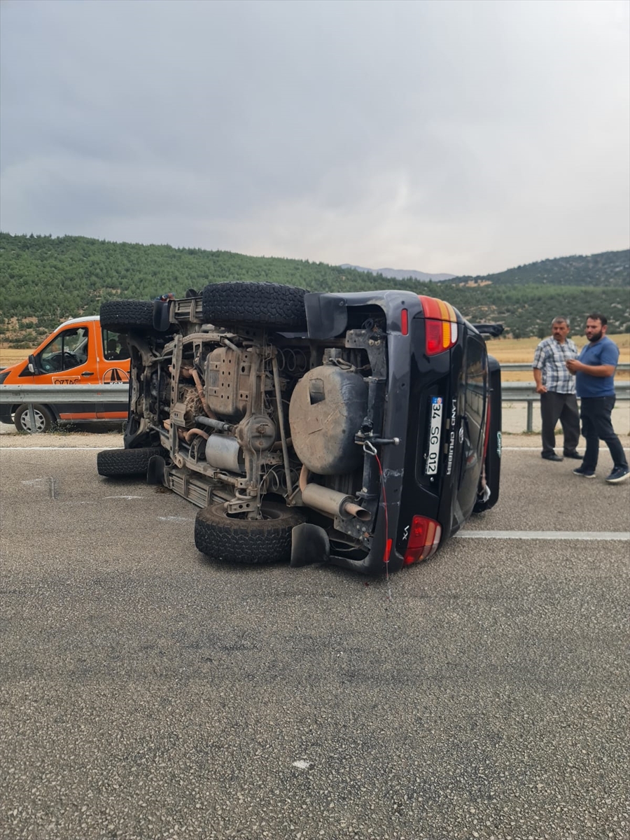 Sanatçı Sümer Ezgü ve ailesi Antalya'da kaza yaptı