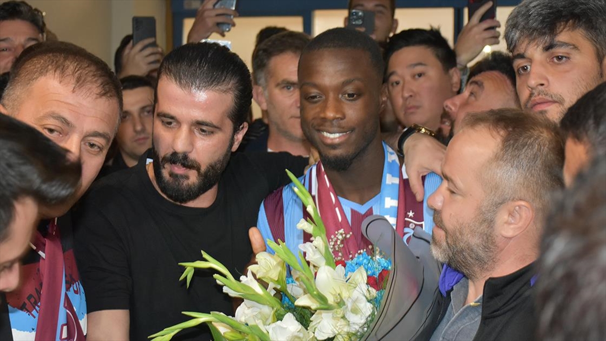 Trabzonspor'un yeni transferi Nicolas Pepe Trabzon'a geldi