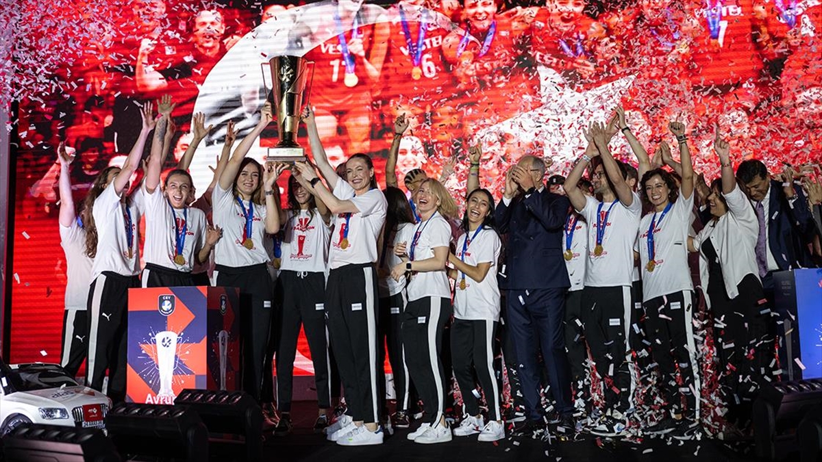 Türk voleybolunun efsaneleri Avrupa şampiyonluğunu değerlendirdi