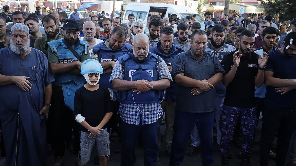 Al Jazeera muhabiri Dahduh'un İsrail saldırısında ölen eşi ve çocukları son yolculuğuna uğurlandı