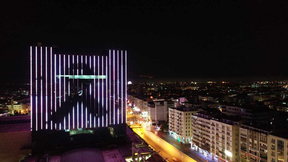 Antalya'da alışveriş merkezinin dış cephesine siyah kurdele yansıtıldı