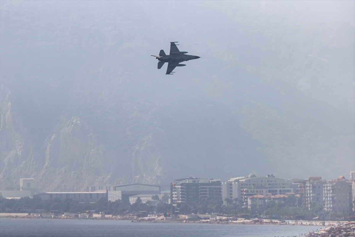 Antalya'da Cumhuriyet'in 100. yılı kutlamaları kapsamında 2 F-16 prova uçuşu yaptı