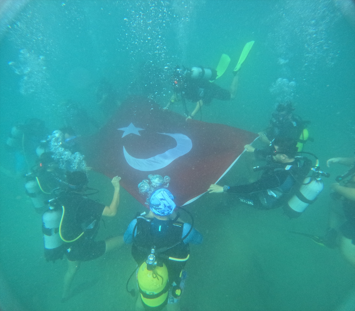 Antalya'da Cumhuriyet'in 100. yılında su altında Türk bayrağı açıldı