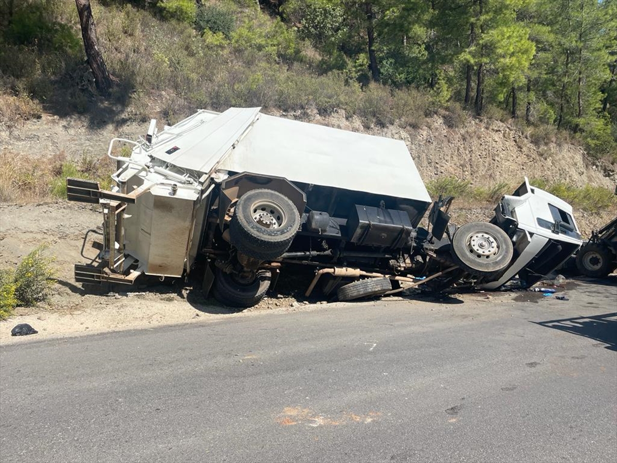 Antalya'da devrilen çöp kamyonundaki 1 işçi öldü, 2 kişi yaralandı