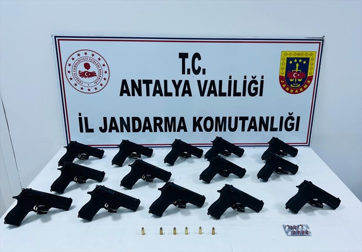 Antalya'da kaçak silah ticareti operasyonunda 3 şüpheli yakalandı