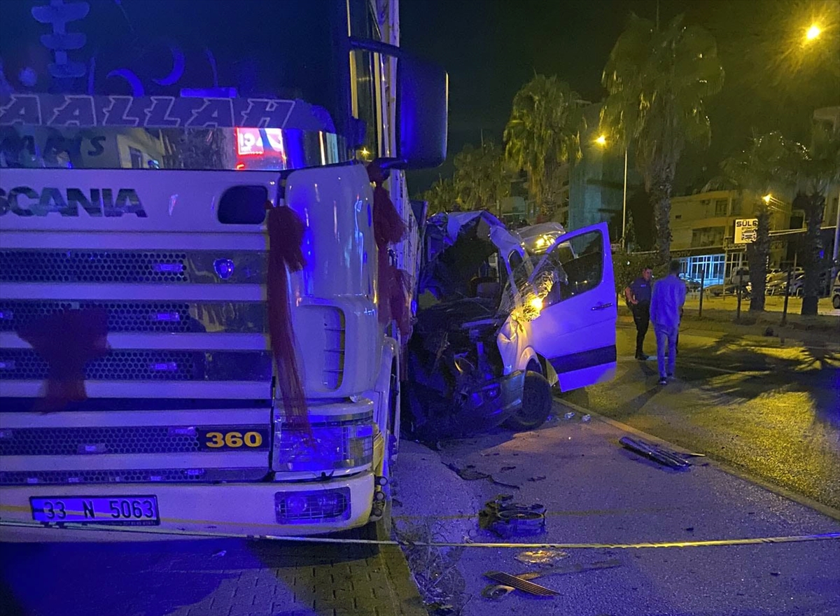 Antalya'da kamyona çarpan tur minibüsündeki 1 turist öldü, 11 kişi yaralandı