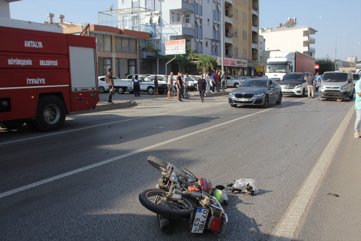 Antalya'da minibüsün altında kalan motosiklet sürücüsü ağır yaralandı