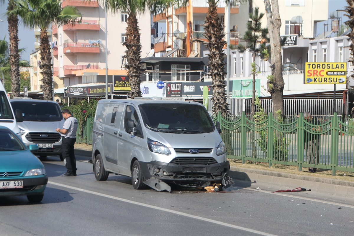 GÜNCELLEME – Antalya'da minibüsün altında kalan motosiklet sürücüsü öldü