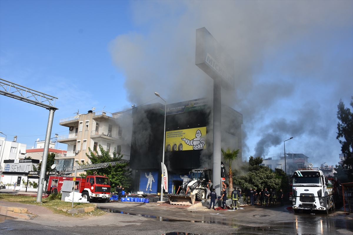 Antalya'da oto lastik deposunda çıkan yangına müdahale ediliyor