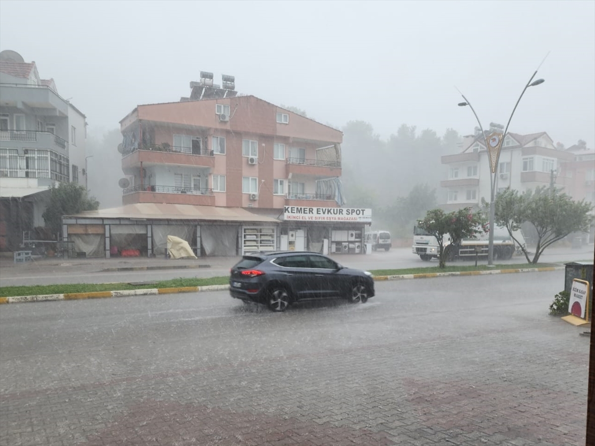 Antalya'da sağanak ve kuvvetli rüzgar etkili oldu