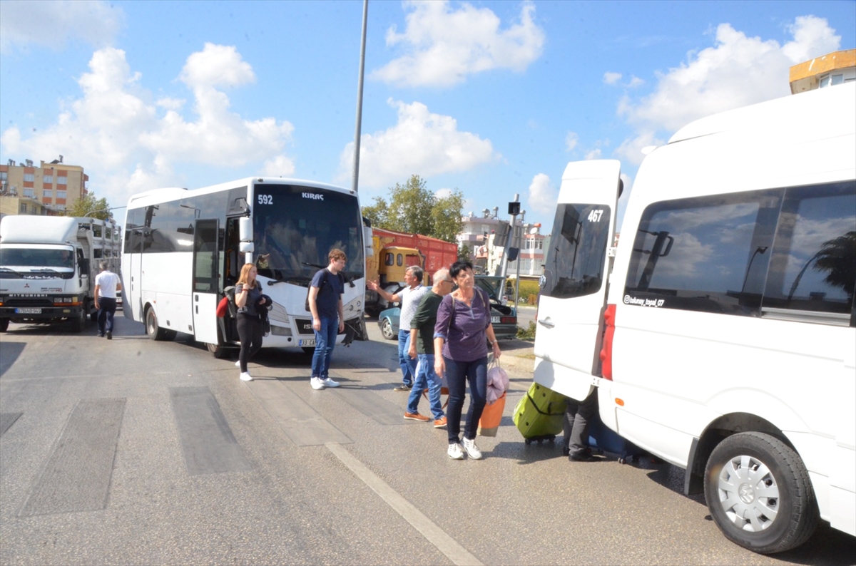 Antalya'da tur midibüsüyle otomobilin karıştığı kazada 1 kişi yaralandı