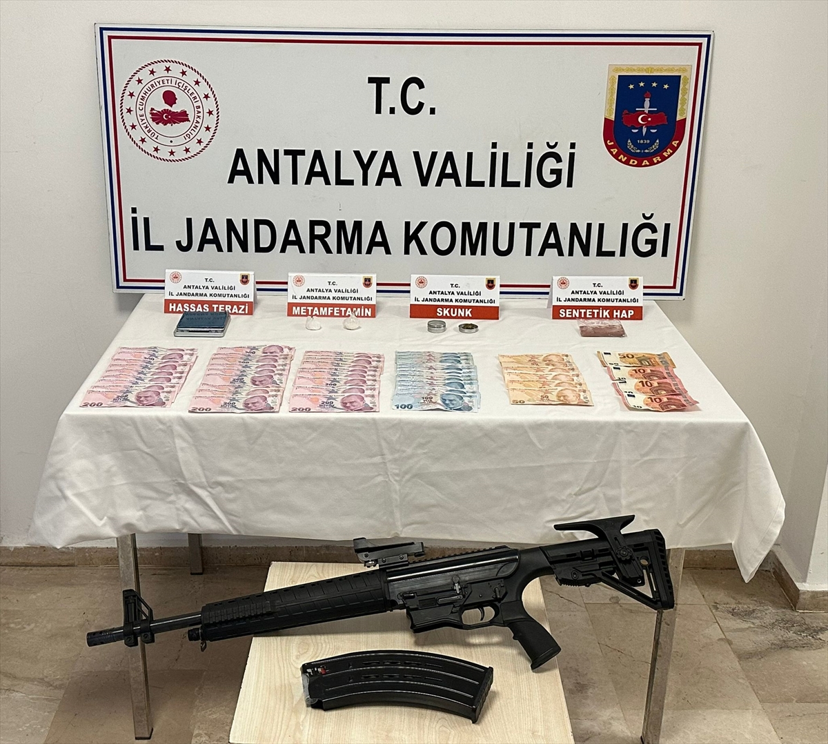 Antalya'da uyuşturucu operasyonunda 3 şüpheli yakalandı