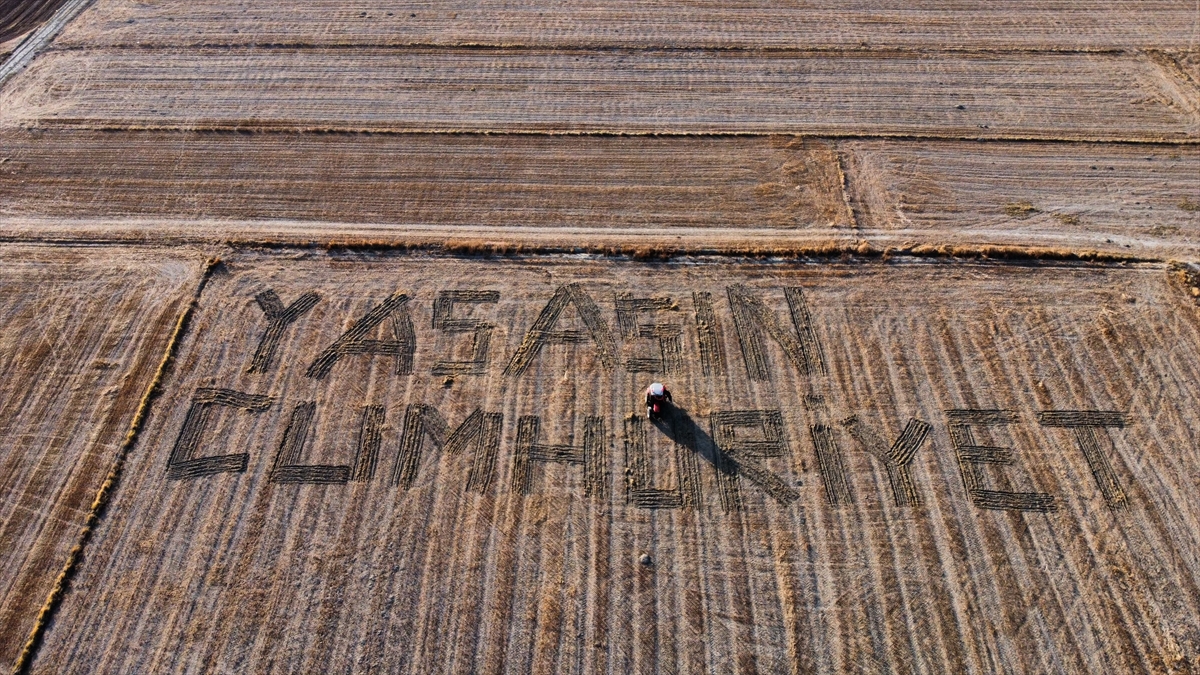 Antalyalı çiftçi tarlasına “Yaşasın Cumhuriyet” yazdı