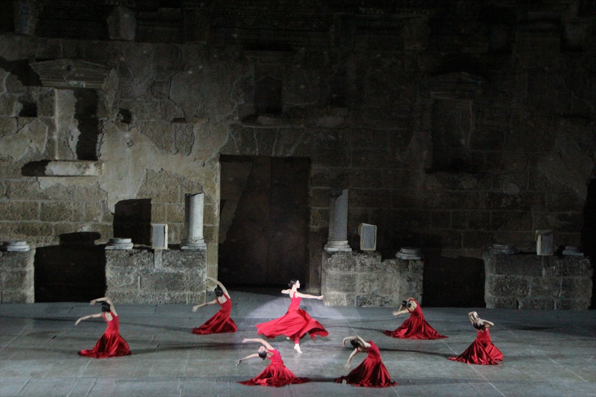 Aspendos Antik Tiyatrosu'nda “Cumhuriyet'in Asırlık Yüzü” gösterisi yapıldı