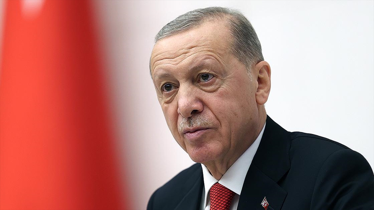 Cumhurbaşkanı Erdoğan, partisinin olağanüstü kongre hazırlıklarına ilişkin kurmaylarından bilgi aldı