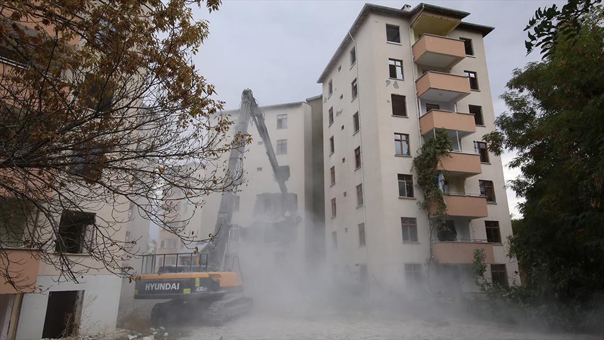 Darende'de ağır hasarlı binalar yıkılıyor