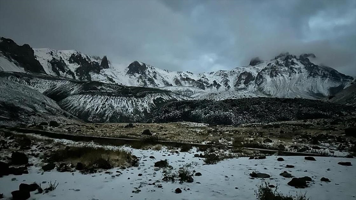 Erciyes'in zirvesine kar yağdı