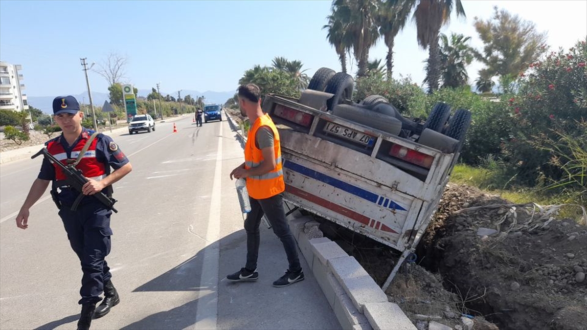 Finike'de kamyonetin sürücüsü yaralandı