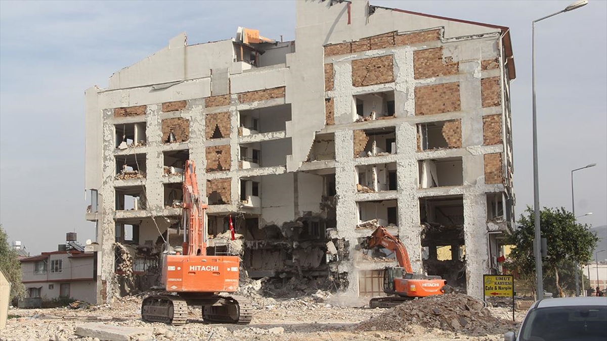 Hatay'da ağır hasarlı binaların kontrollü yıkımı sürüyor