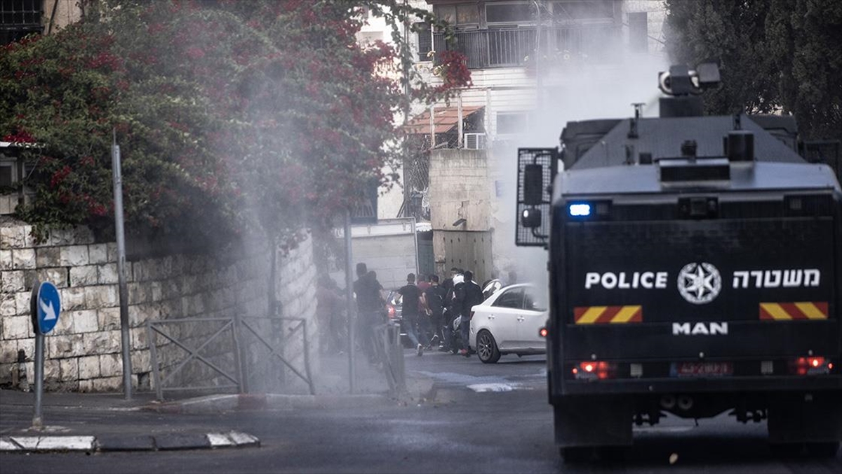 İsrail, cuma namazını Mescid-i Aksa'da kılmak isteyen Filistinlilere yine yaş kısıtlaması getirdi