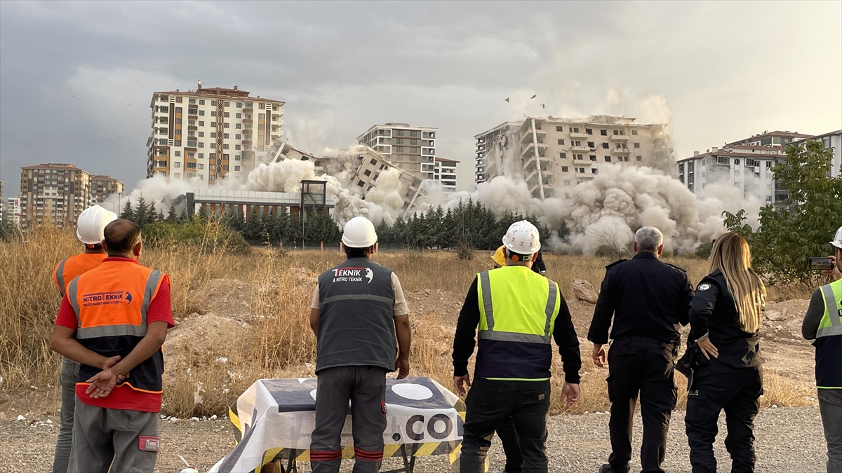 Malatya'da ağır hasarlı 13 katlı 2 bina patlayıcı kullanılarak yıkıldı