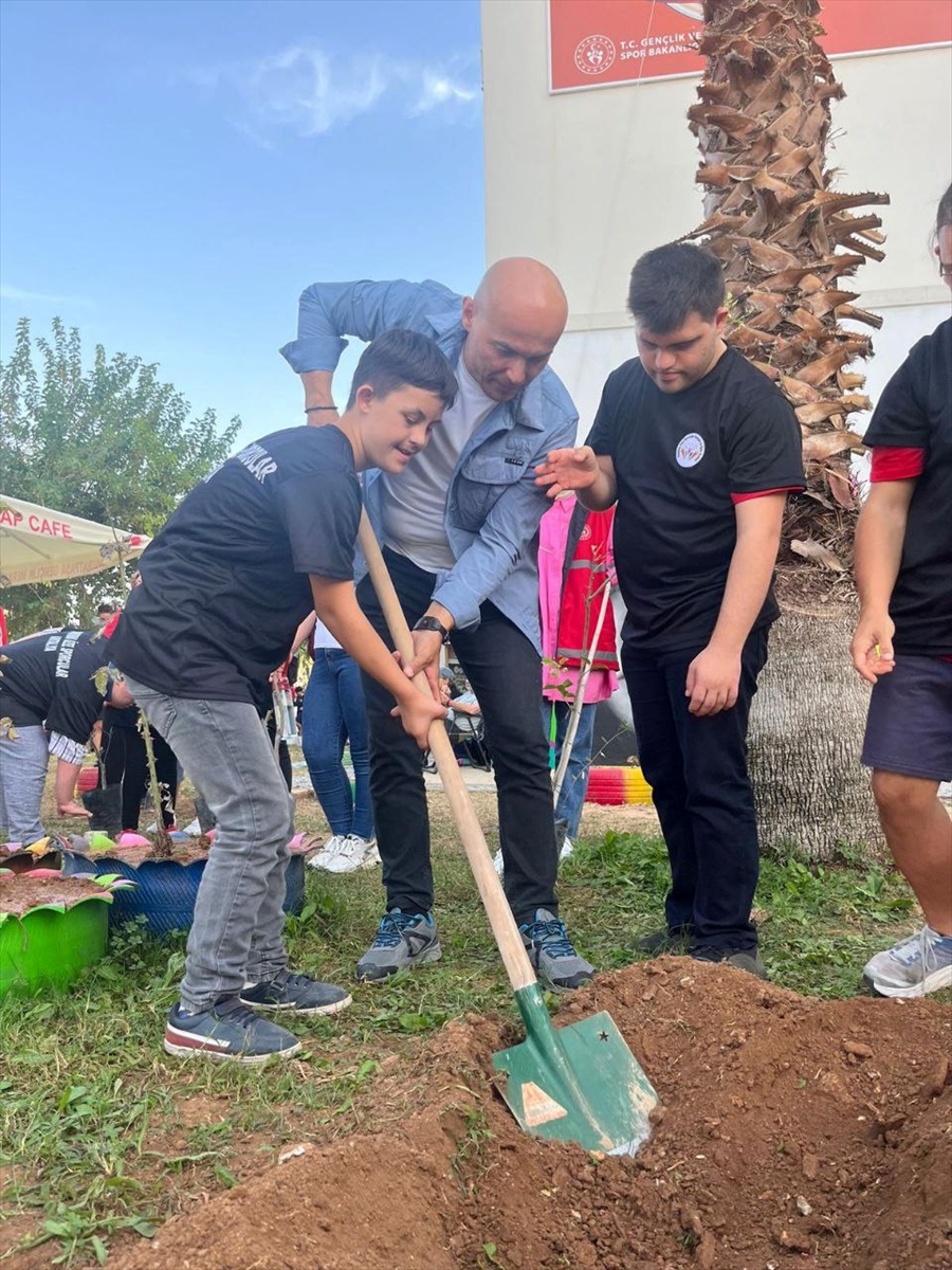 Özel gençler Cumhuriyet'in 100. yılında “100 Adım 100 Ağaç” projesi ile fidan dikti