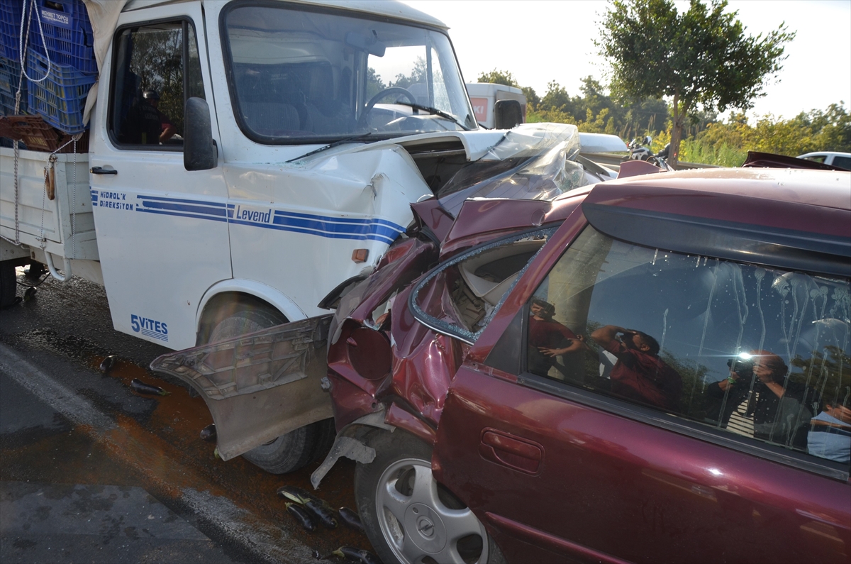 Serik'te otomobille kamyonetin çarpıştığı kazada 3 kişi yaralandı