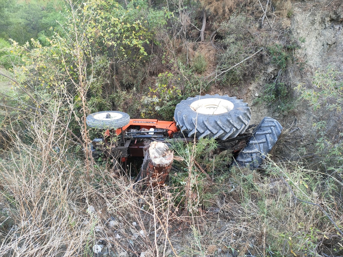 Serik'te şarampole yuvarlanan traktörün sürücüsü yaralandı