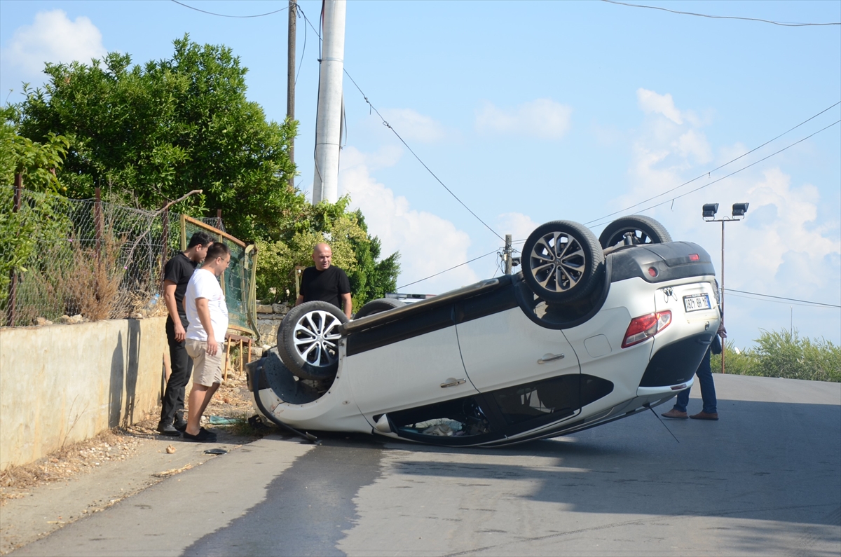 Serik'te takla atan otomobildeki 2 kişi yaralandı