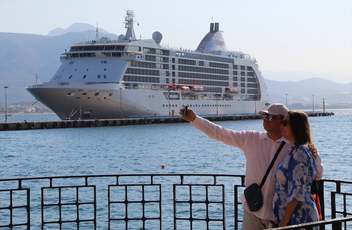 Yolcu gemisi “Seven Seas Voyager” Alanya Limanı'na demirledi