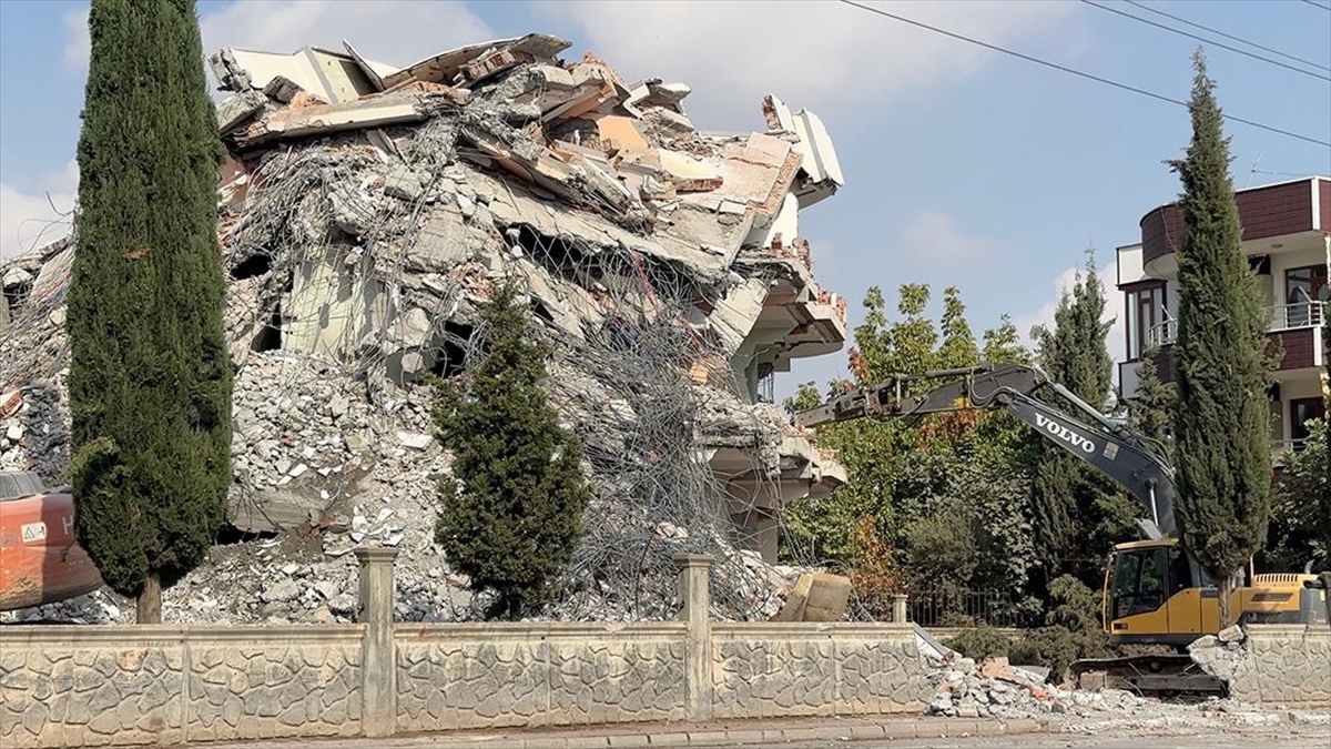 Adıyaman'da ağır hasarlı binaların yıkımında sona yaklaşıldı