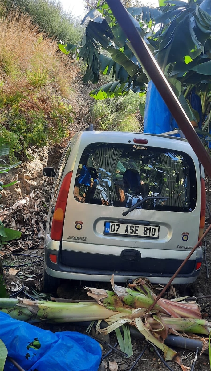 Alanya'da muz bahçesine devrilen aracın sürücüsü yaralandı