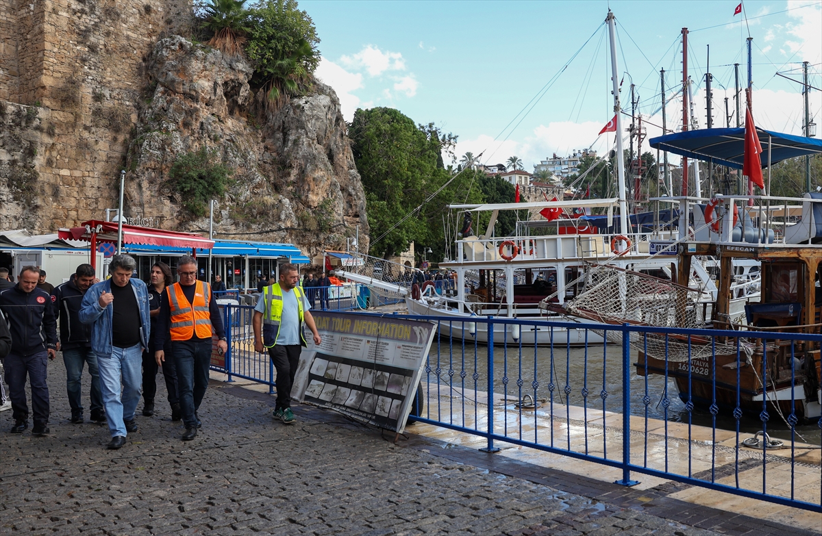 Antalya Büyükşehir Belediyesi yağış ve fırtınada 963 ihbara müdahale etti